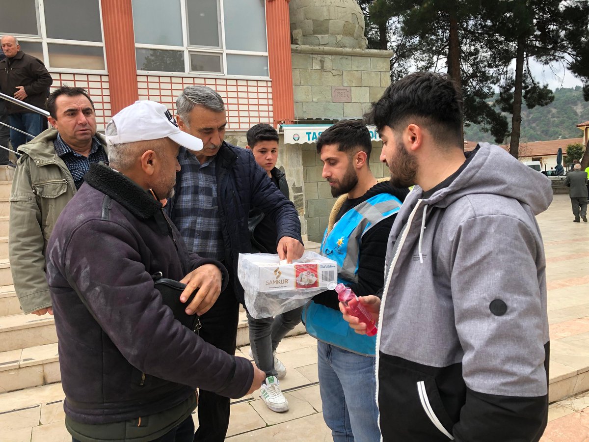 Elim Bir Trafik Kazası Sonucu
Hayatını Kaybeden 
Artvin İl Gençlik Kolları Başkanımız
Doğukan İslamoğlu’nun 
Hayrına Cuma Namazı Çıkışı
Merkez Camii’nde İkramda Bulunduk. 
Rabbim Kardeşimizin 
Mekânını Cennet. 
Hayrımızı Kabul Eylesin