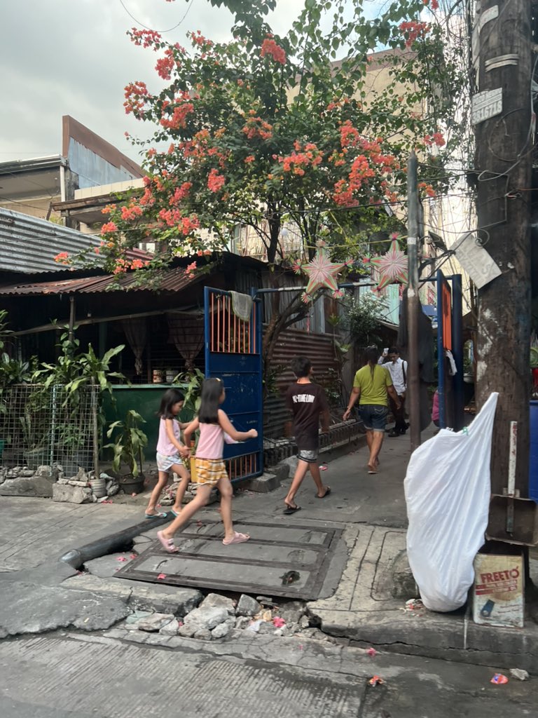 マニラであちこち移動したし、無事お客さんのお店もオープンしたし、よかった。

今週も仕事頑張った🥹

マニラの郊外から街中に戻る途中は、なんとも味わいのある風景だなぁ。