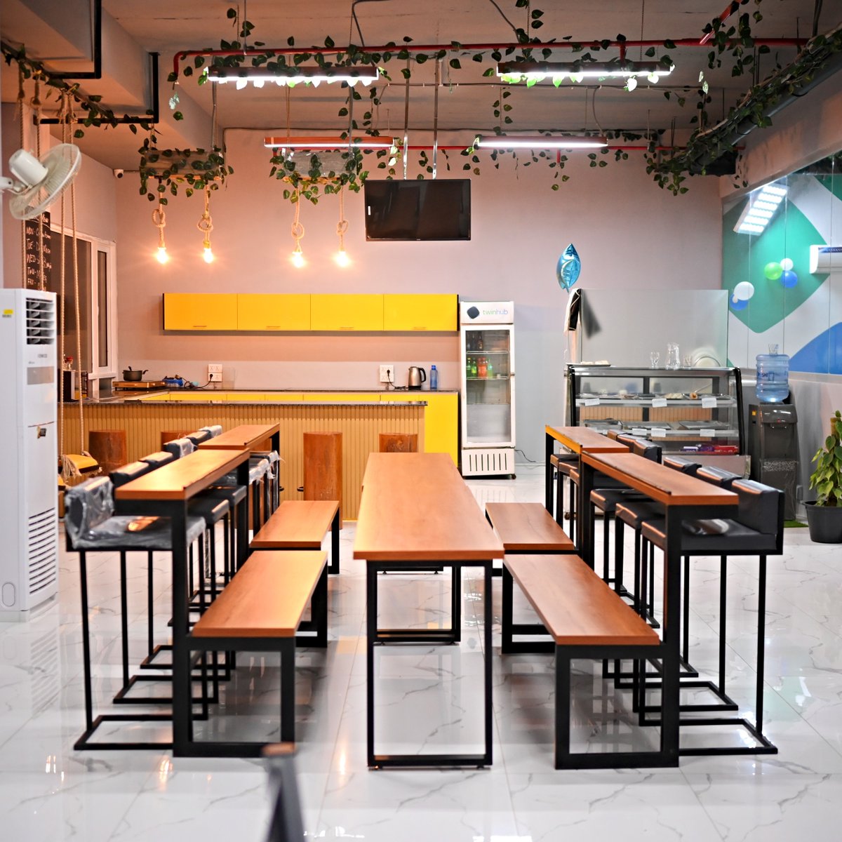 twinhub's tweet photo. 🎉 Get ready for the big reveal! We're excited to introduce the first-of-its-kind sports-themed co-working space in Pakistan!🏁

Our 11,000 sq ft premium space is where work meets an active lifestyle. https://t.co/BD89nQ0yh4