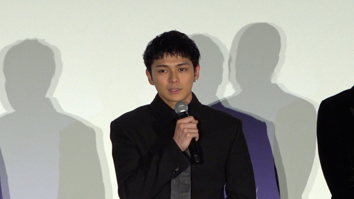 oricon's tweet photo. 【動画🎥】眞栄田郷敦、初主演作公開に感慨　登壇者全員で約30秒間の黙祷

🔻映画『彼方の閃光』公開記念舞台挨拶🎬
https://t.co/ex8kLh2v3y

 #眞栄田郷敦 #池内博之 #尚玄 #伊藤正之 #加藤雅也 #半野喜弘 #彼方の閃光 @kanata_movie https://t.co/PZHhDbLQEY