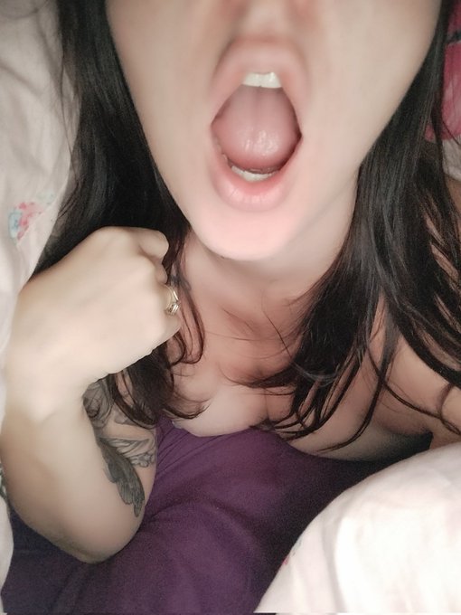Blow your load in my mouth daddy 🥵👄 https://t.co/k1hRJ7cUDU