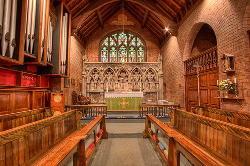 LeicesHCT's tweet photo. Time for church number 5 on our #12ChurchesofChristmas list...
5 - St Christopher, Ellistown
Dates back to: 1896
Trivia: The east window of this surprisingly spacious church depicts the four saints of Britain and Ireland, on either side of St Christopher. https://t.co/yyMTlZdnmY
