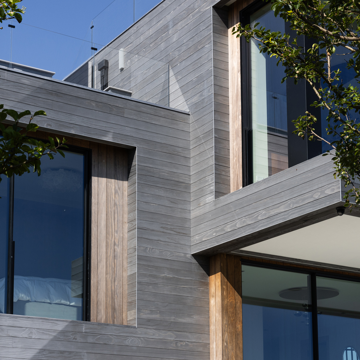 Nestled in Montauk, NY, the Atlantic Beach Project showcases reSAWN TIMBER co.'s NIGIRI charred Accoya® exterior cladding.
+
Architect: Martin Architects 
Builder: 4MA Builders
Photographer: Conor Harrigan