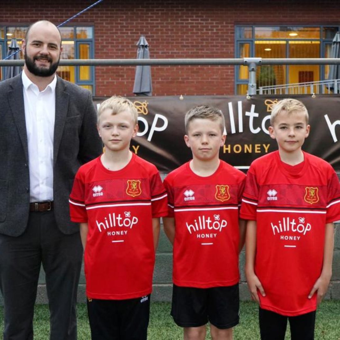 Throwback of our Scott with some of the young players at @NewtownAFC football team 😍 As proud kit sponsors we’re with the team all the way- to the top of the Cymru Premier League hopefully! ⚽🥳 #HilltopHoney #Hilltop #NewtownAFC