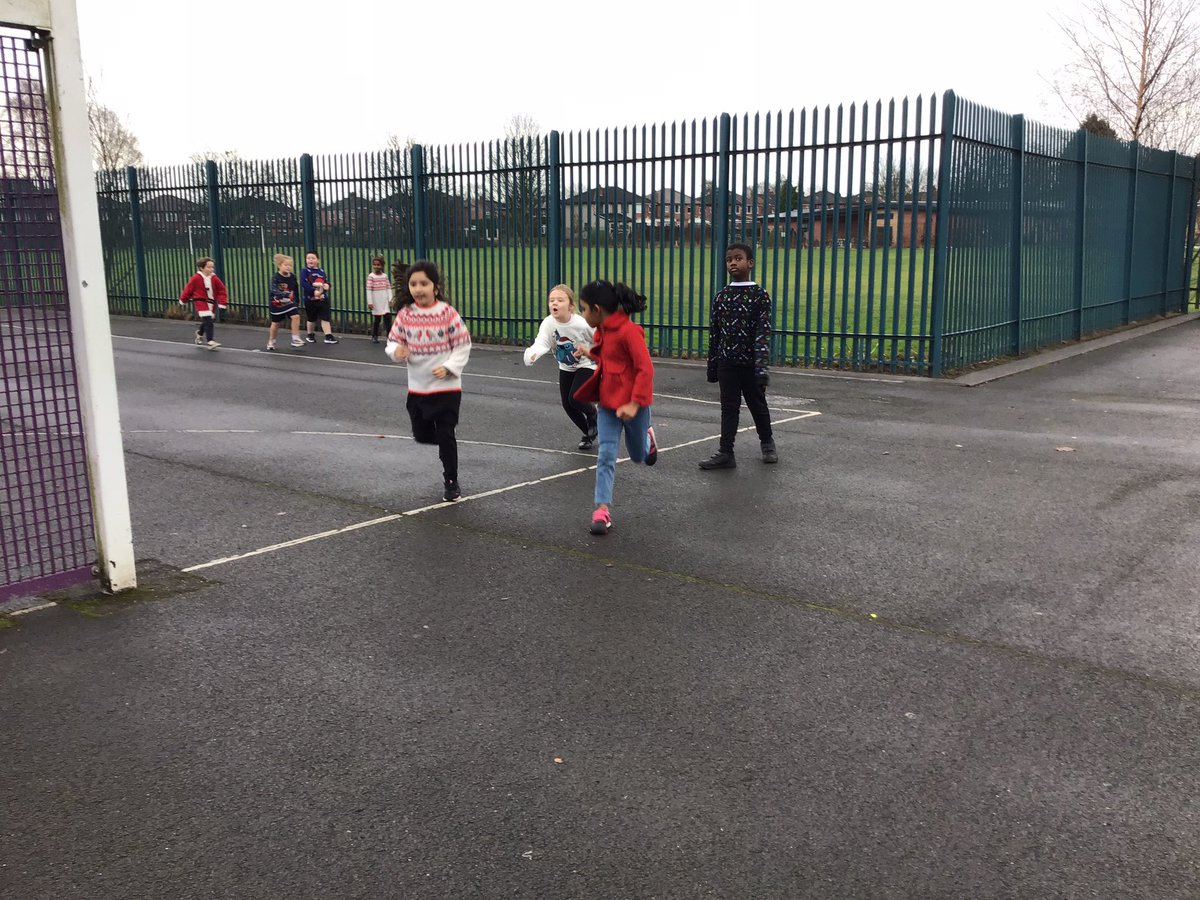 We are loving our #TraffordSSP #SantaDash this morning! <a href="/TraffordSSP/">Trafford SSP</a> Here are Year 6 and Year 3 completing theirs 😁 🤶🏃