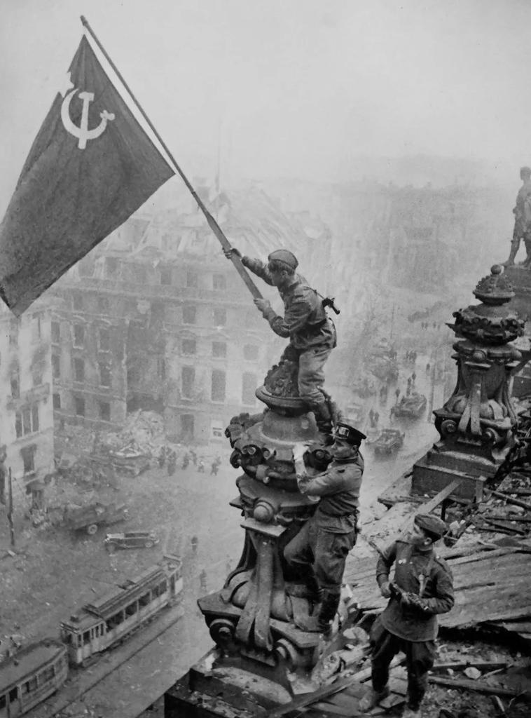 İkinci Dünya Savaşı'nın ikonik fotoğrafı. Abdülhakim İsmailov, Berlin'in alınmasıyla beraber Reichstag (Alman Parlamentosu) üstüne Sovyet bayrağını dikiyor.