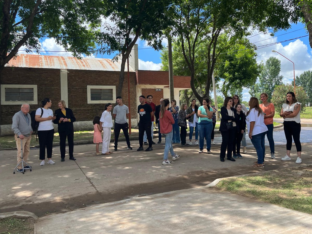 ECampana17's tweet photo. Entrega de la llave del nuevo edificio a la ONG "Cuento con Vos ". Lo que permitirá trabajar de manera más cómoda con niños y adultos con capacidades diferentes. https://t.co/EQ2YmQx7Zg