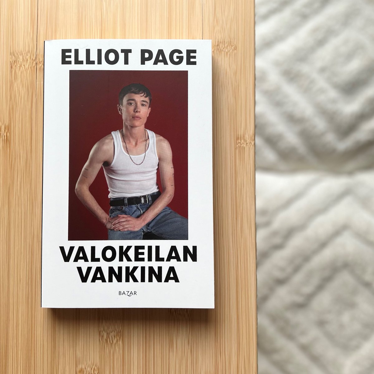 Valokeilan vankina (suom. Pasi Rakas Jääskeläinen) on transnäyttelijä Elliot Pagen avoin ja rehellinen kuvaus elämästään konservatiivisessa Hollywoodissa. 🎬

Saatavilla jättipokkarina !E- ja äänikirja julkaistaan 15.12.

 👉 bazarkustannus.fi/kirja/valokeil…