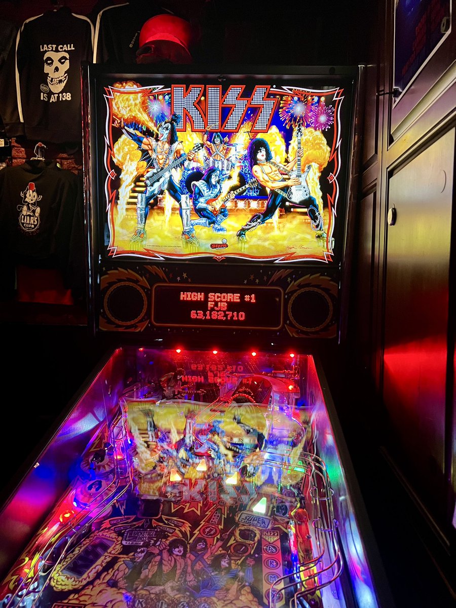katerose216's tweet image. Pinball and tacos and music and shopping with @s6t6nichisp6nic at @LIARSCLUBTWITS #liarsclub
