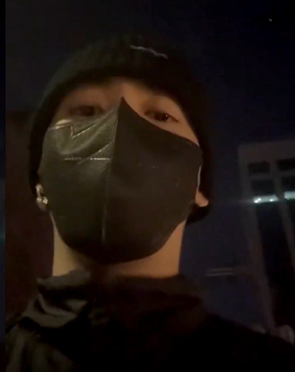 ก็ใส่บีนนี่สีดำเหมือนกันนะ แต่ทำไม
คนนึงดูดื้อ                                           อีกคนดูหล่อดุ
