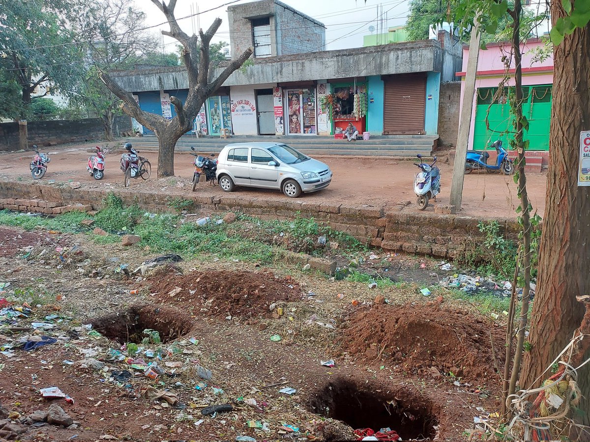 OdishaRail's tweet photo. Platform No. 1 of Lingaraj Temple Road PH is being widened under #ABSS as it is going to be a station. New platform shed completed on platform no. 2 & 3. Station building work is in progress.
#FirstReport
@EastCoastRail https://t.co/M6hbqL60Pb