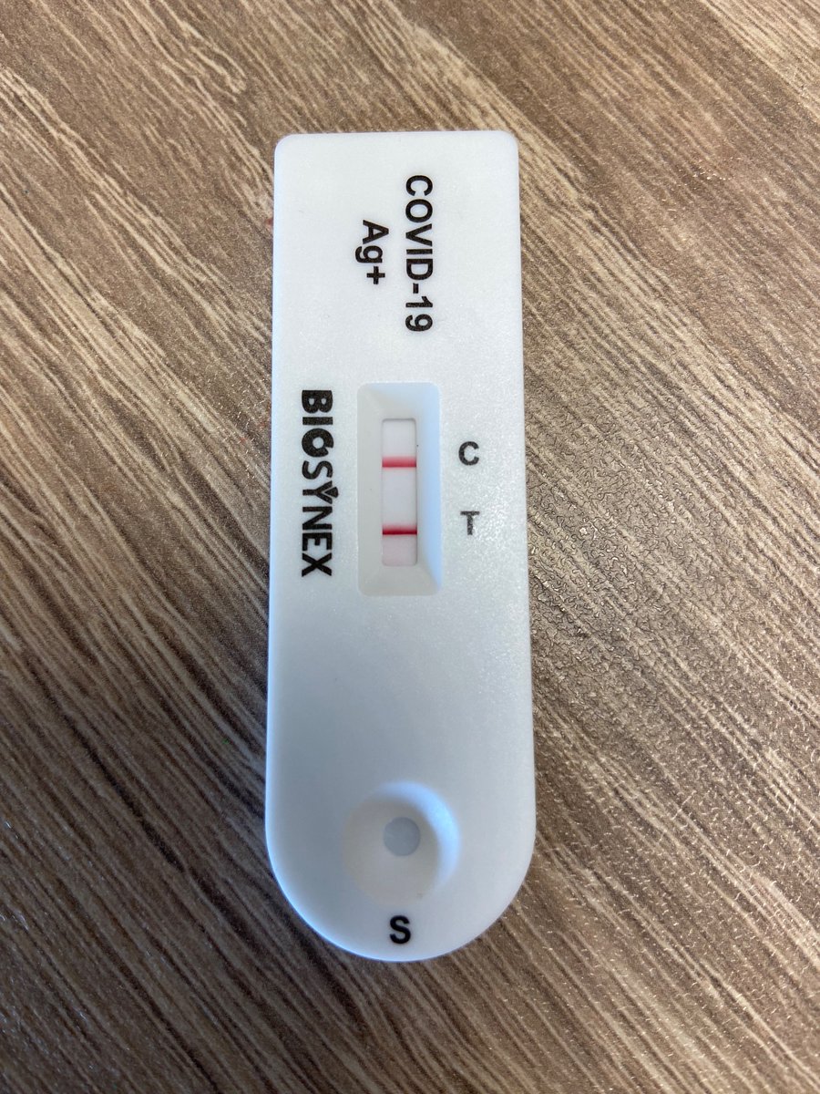 lethiecv's tweet photo. Hier, un élève m’a éternué dessus. Qq heures plus tard, j’ai senti mon nez «grouiller». Je me suis réveillée avec un rhume.
Autotest ce midi… il a positivé avant que la barre de contrôle n’apparaisse.

Bon, bah, c’est reparti pour un tour. 🙄

#Covid 
#Paxlovid 

#PE #LongCovid https://t.co/GOEZiZ7j5L