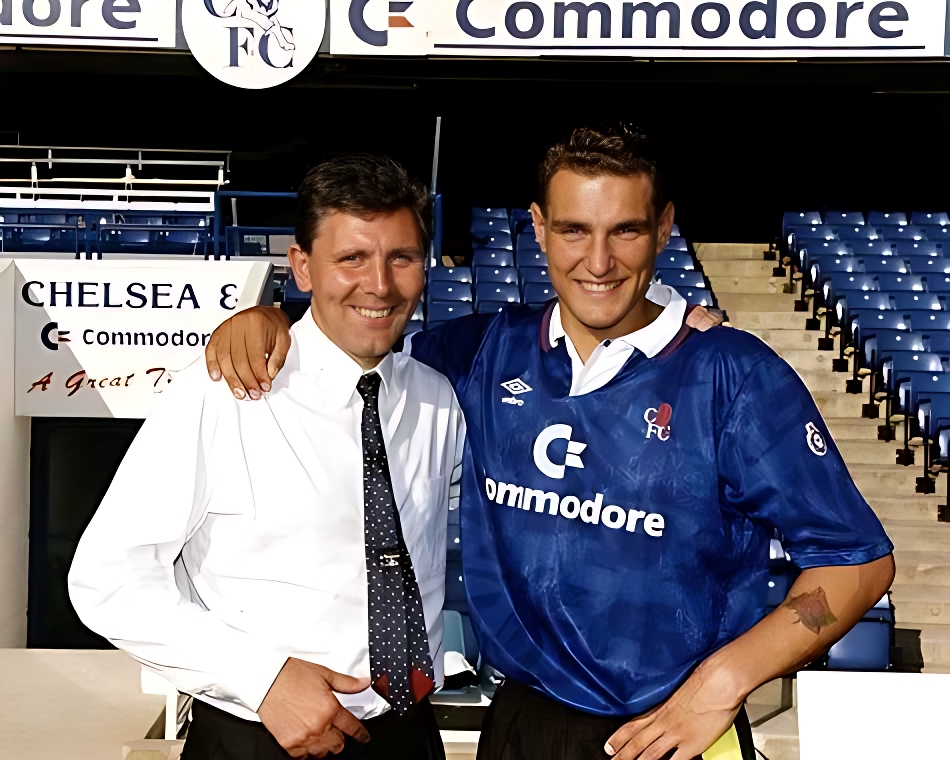 ⚽😎Vinnie Jones sporting a #ChelseaFC Commodore Football jersey.  Vinnie was also an #Amiga 500 🖥️owner in the day too! ⚽🔵 #VinnieJones #ChelseaFC #FootballLegend #CFCHistory #PremierLeague #Chelsea #Commodore #retrocomputing
(original image was very small so AI has been used