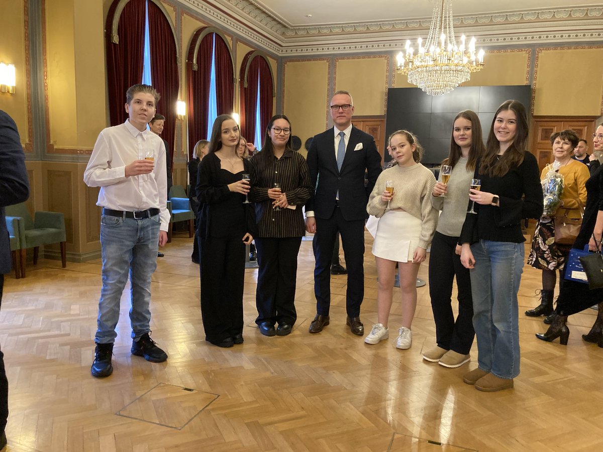 Kiitos kaupunginjohtaja Jukka-Pekka Ujula työpanoksestasi Unelmien Porvoossa!
Kuvassa nuorisovaltuuston edustajia kiittämässä.
💖💖💖💖💖
Tack stadsdirektör Jukka-Pekka Ujula för din arbetsinsats i Drömmarnas Borgå!
På bilden representanter från ungdomsfullmäktige.
<a href="/KjUjula/">Jukka-Pekka Ujula</a>