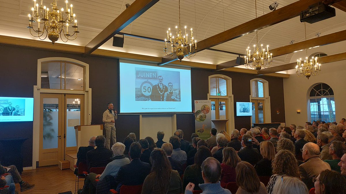 Biodiversiteit en klimaat zijn gebaat bij verbindende oplossingen voor landbouw én natuur. Daarvoor moet de strikte scheiding ertussen verdwijnen #overgangsgebieden @pderuyterland geeft zijn visie op bodem&water sturende aanpak (in Friesland) voor een toekomstbestendig landschap.