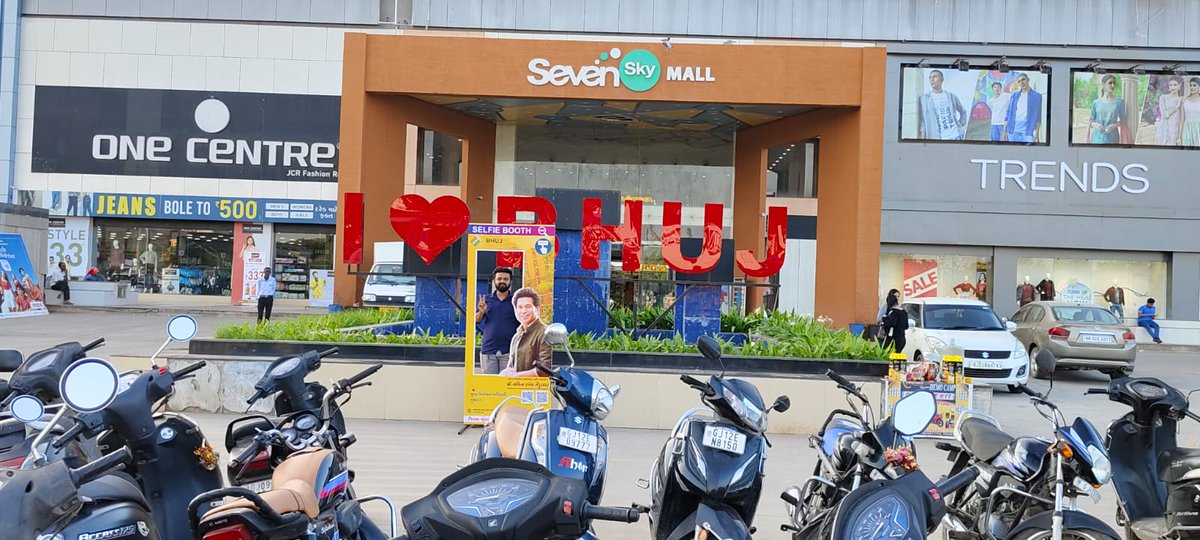 મતદાયાદી સુઘારણા કાર્યક્રમ-૨૦૨૪ અન્વયે મતદાર જાગૃતી અને સેલ્ફી ૫ોઇન્ટ @ સેવન સ્કાય મોલ, ભુજ