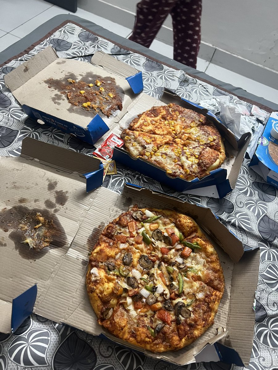 Simran_kaur96's tweet photo. @dominos_india you re probably the worst. This order worth 1000 rs and having the shittiest support team. Your store representative calls back and then switches off his phone without addressing the concerns. I need my money back! https://t.co/n5XwuENIrl