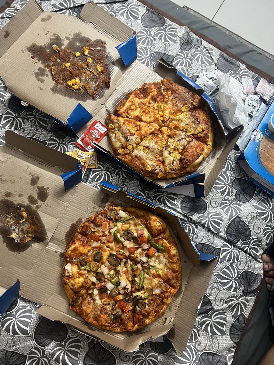 Simran_kaur96's tweet photo. @dominos_india you re probably the worst. This order worth 1000 rs and having the shittiest support team. Your store representative calls back and then switches off his phone without addressing the concerns. I need my money back! https://t.co/n5XwuENIrl