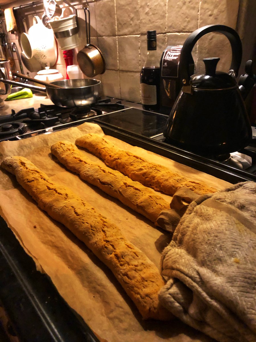 BjuhrEva's tweet photo. Trodde jag skulle hinna med tre bröd, men fick ge mig med två. Ernst havrekakor och saffransskorpor. Blir saffransbullar med vaniljkräm i morgon. Mjöl från Labans Kvarn förstås och så egna valnötter. https://t.co/XlVYqPieio