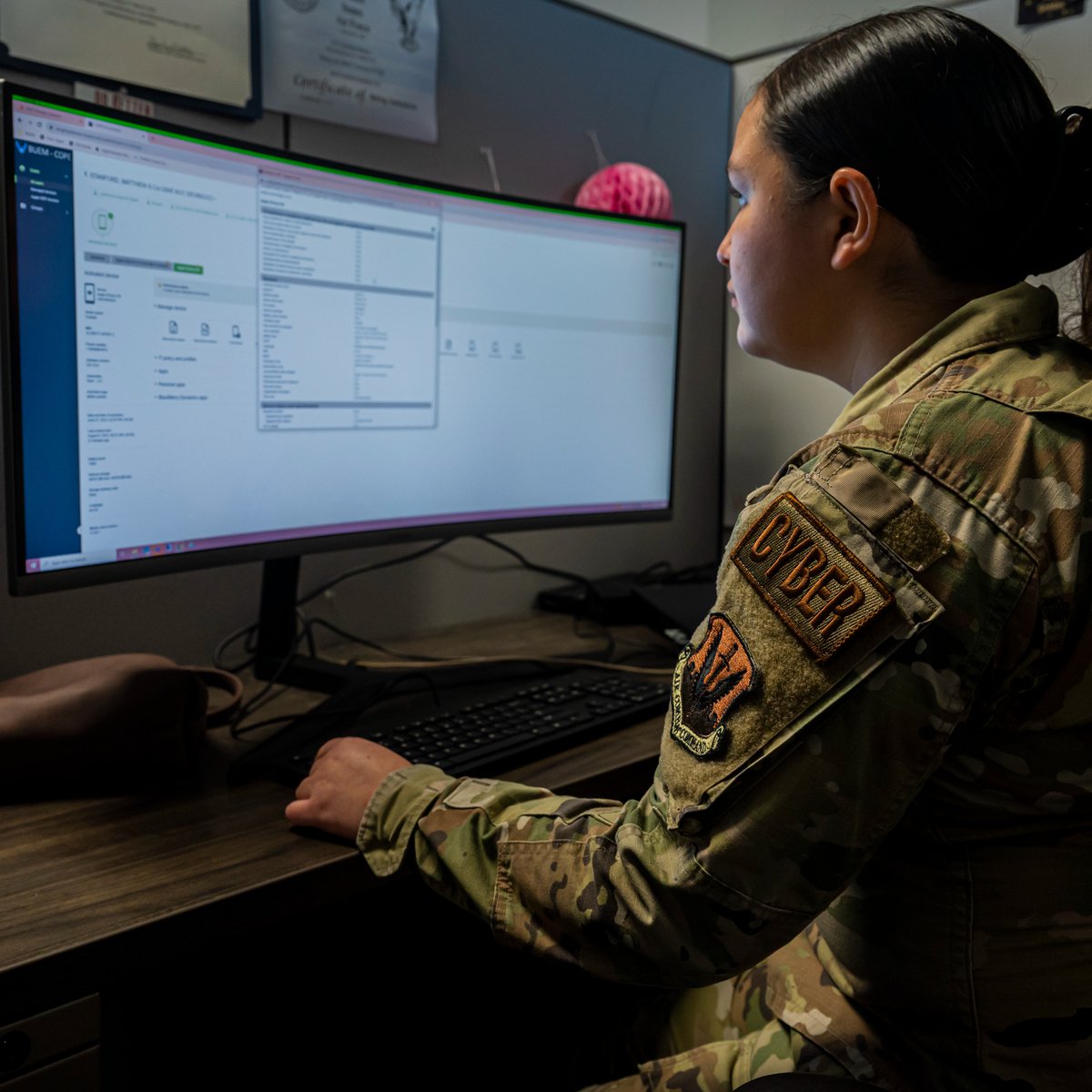 If you’ve always wanted to work in radio but never quite had the voice, we’ve got a role for you! Secure radio frequencies as a Spectrum Defense Operations technician with the @AirNatlGuard for your big break. ⭐