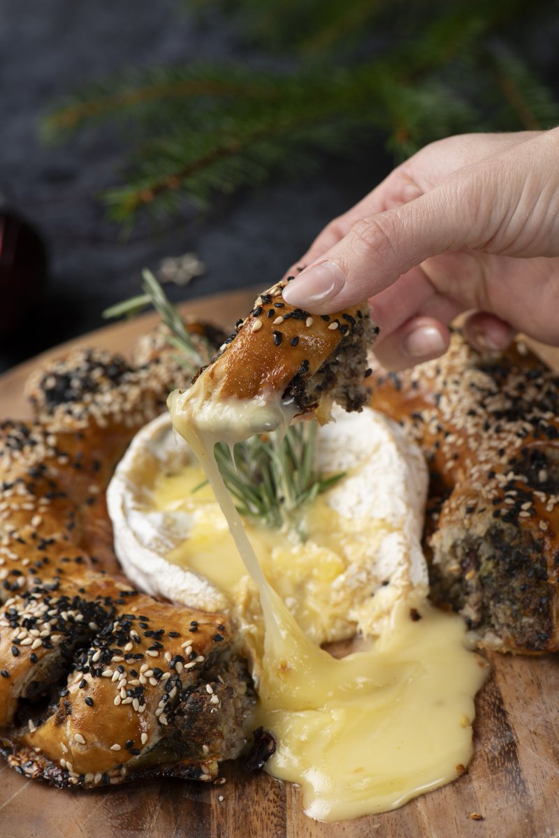 A Scottish twist on a festive favourite! 🎄 <a href="/MacsweenHaggis/">Macsween Haggis</a> in a deliciously golden pastry wreath, crowned with melting @tastearran camembert 😋 Swipe for the ultimate cheese action shot 👉😍 Shop Christmas: bit.ly/46JGOfi #brakesscotland #festivefavourites