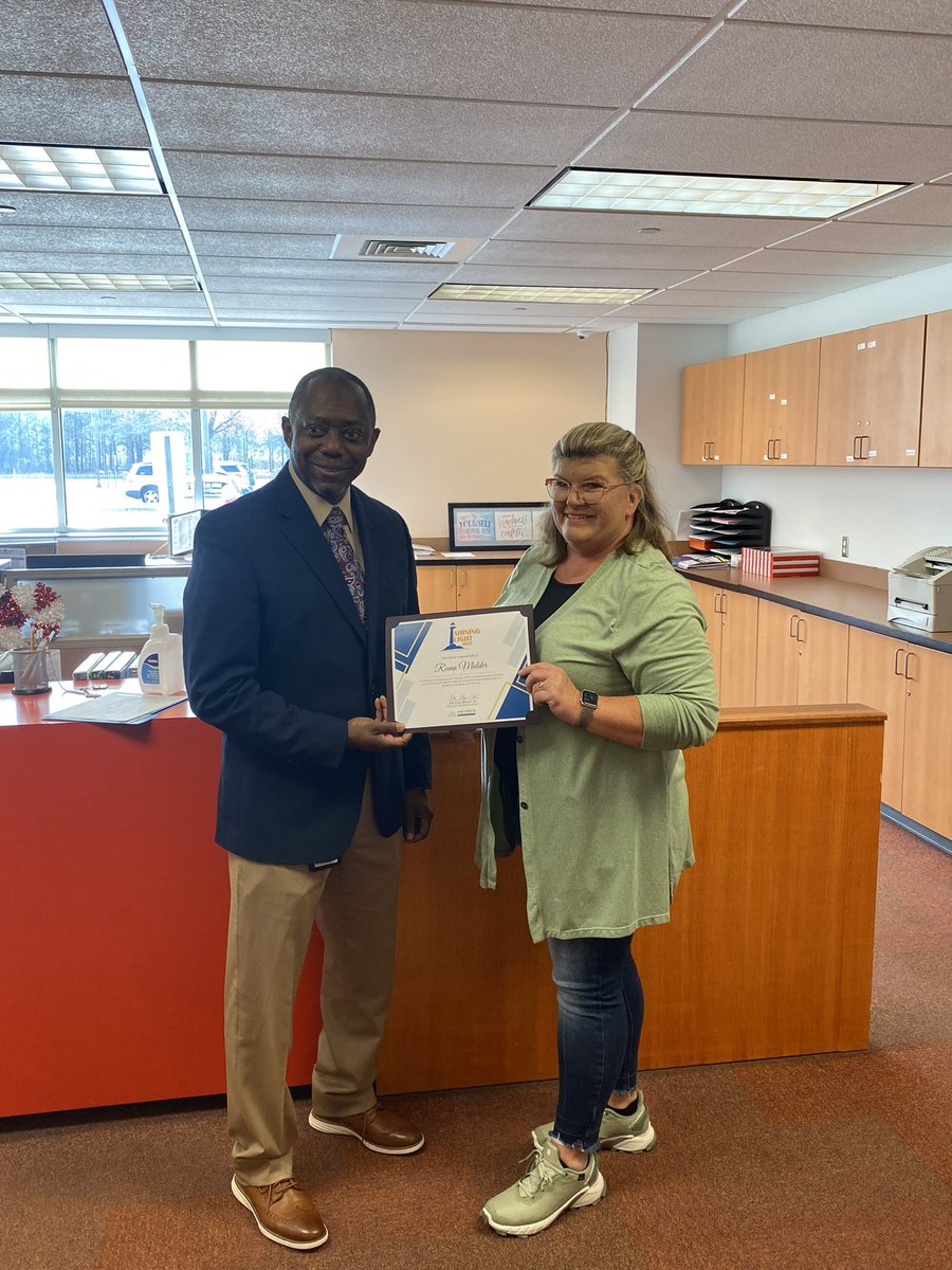 VictoryElemPPS's tweet photo. The first #ShiningLightAward was presented to our office manager Reena Mulder. Thank you for always making VES warm and welcoming to both the staff and our families! β€οΈ@PortsVASchools @lizafly3 @ebracyPPS @nicscud #PPSShines #VESSoars https://t.co/qVQsTCUdC3