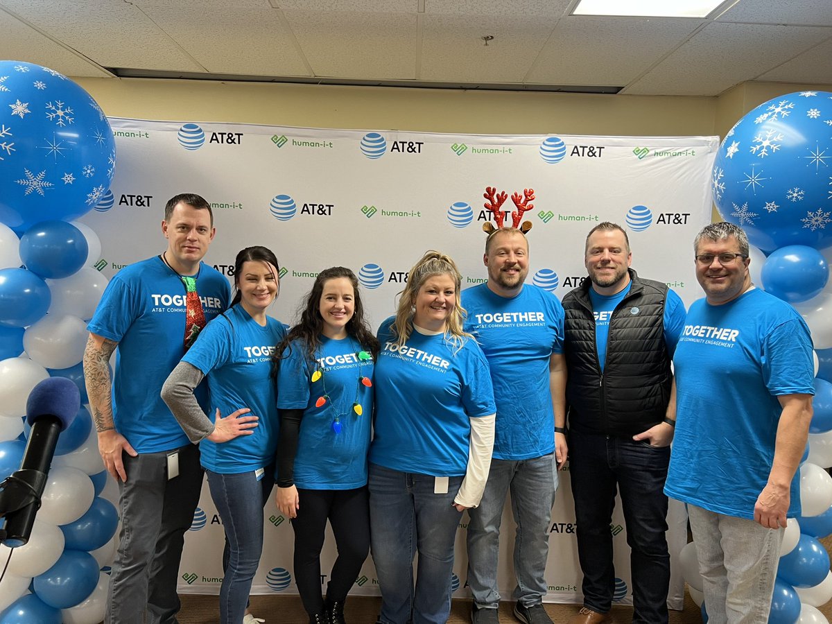 BOLDNP's tweet photo. Our BOLD Operations team out in the community today, helping pass out 500 laptops to families in Minneapolis.
#BOLDNorthernPlains #ConnectToGood #LifeAtATT #GoWest https://t.co/ckxi3XRpx1