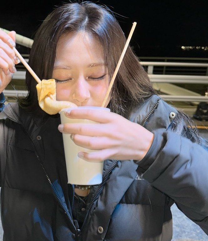 tjvfeed's tweet photo. taehyung and tzuyu collab🧐 https://t.co/cSSCL2WDlJ