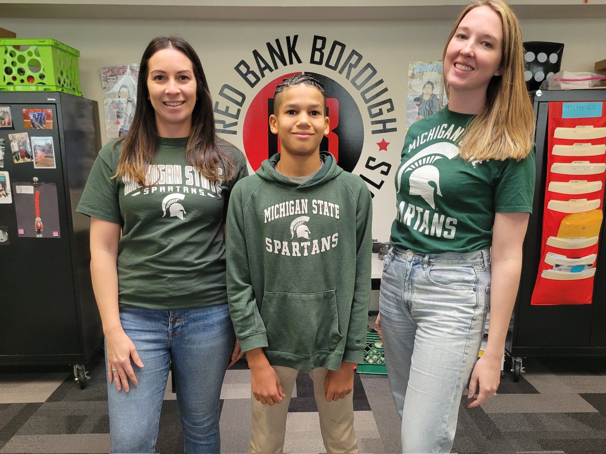RBMSAVID's tweet image. 👯‍♀️ Teacher-student twinning alert! Our terrific trio is in matching college gear for #WearRUHeaded Friday! 🎓👕 Talk about squad goals! 🌟 #RBBisBIA #ThisIsAVID #CollegeBound @AVID4College