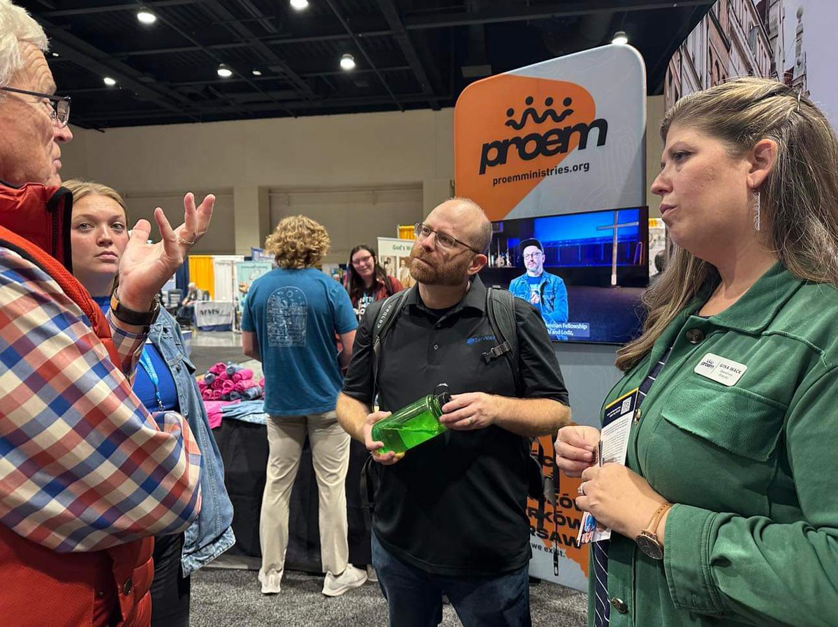 ServiceReef's tweet image. #FlashbackFriday to our recent experience at ICOM. We&apos;re so grateful to gather at conferences like this to learn from many leaders in missions. 

In this photo, we&apos;re literally hanging on every word from our friend, Maui, from Proem Ministries! #FBF #grateful #friends #ministry