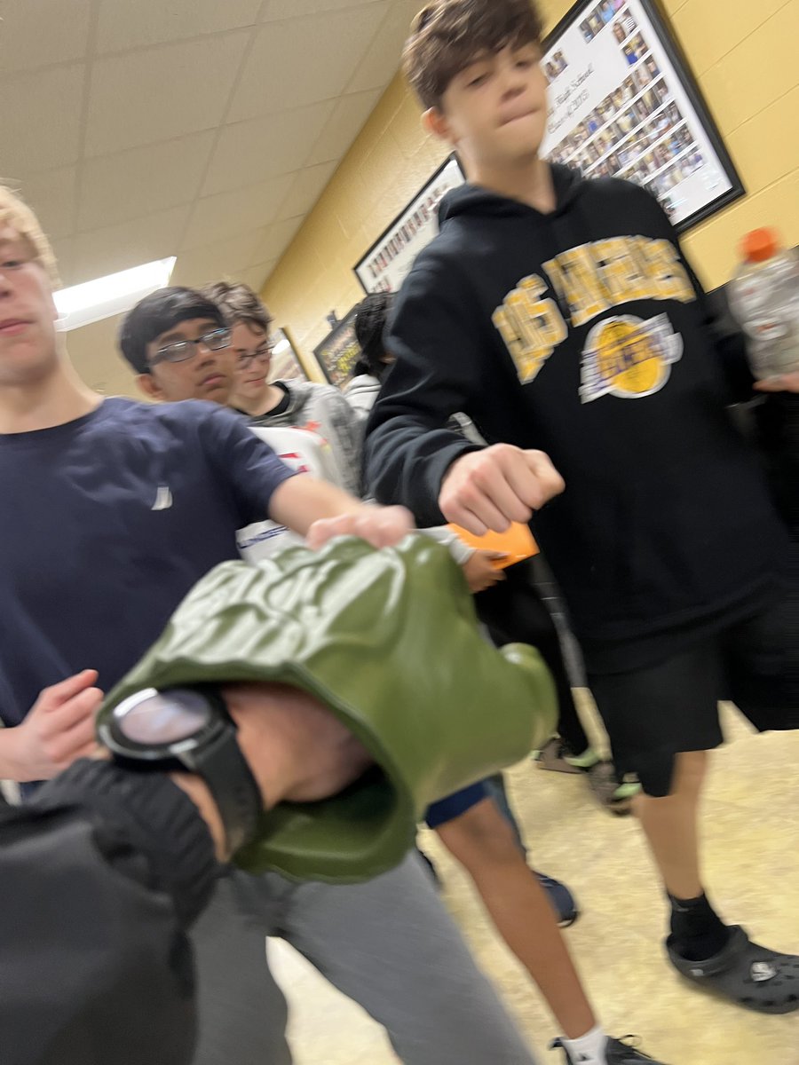 TonyJarvis_MHS's tweet photo. The first full week of December has crept up but we βget toβ have Fist Bump Friday at Murray High! ππ» to all Tigers. #MHS_WeGetTo #MurraySchools https://t.co/bixX6WGbL0