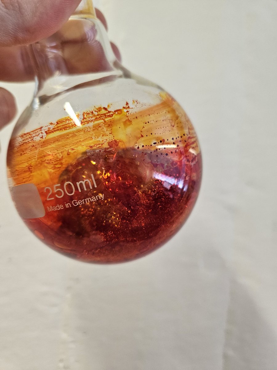 Another week comes to an end and a new bright red 'christmasy' compound was synthesized! Something new is coming! And I'm already looking forward to next week Nordic Flow Battery Winter School! #flowbattery #chemistry #organicchemistry #tuclausthal #synthesis