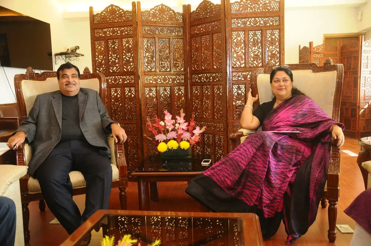 Team_Vraje's tweet photo. सड़क परिवहन को विश्व पहचान दिलाने वाले केंद्रीय सड़क परिवहन मंत्री श्री @nitin_gadkari जी एवं राजस्थान की जनसेविका #वसुंधरा_राजे जी....

#ModiKiGuarantee #VasundharaRaje #RajasthanCm #Nitingadkari #BJP #BJP4Rajasthan https://t.co/w1NMbHzgZF