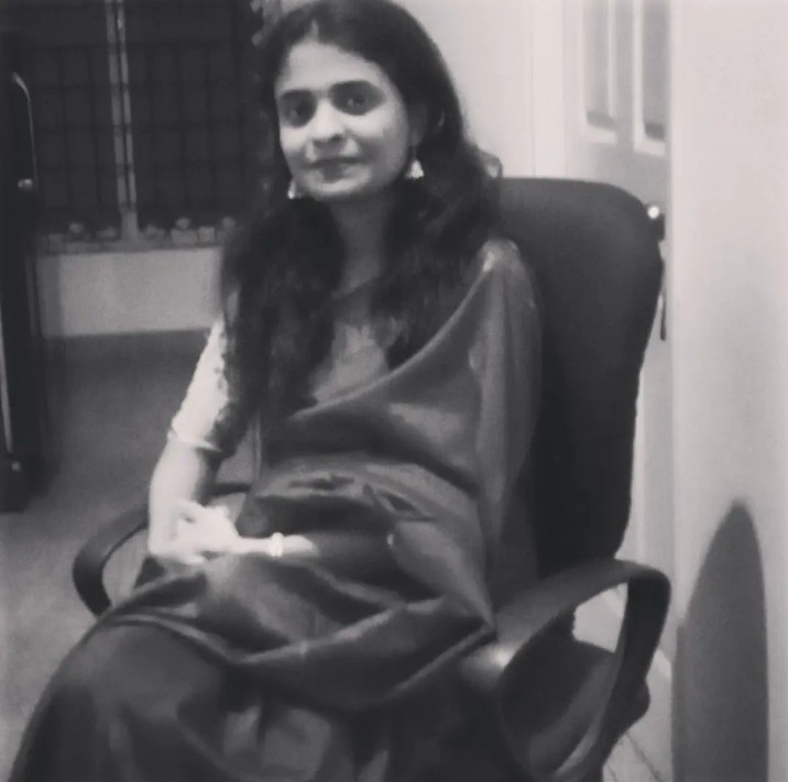 DivyaDevendra56's tweet photo. "ಬುಟ್ಟಿಯ ತುಂಬಾ ಕನಸುಗಳನ್ನು ಹೊತ್ತು ತಿರುಗುವೆ ಭಾರವಾದರು ಇಳಿಸಲು ಮನಸಿಲ್ಲ,,
ಇನ್ನೂ ಮುಂದೆ ಹೊತ್ತು ತಿರುಗುವಾಸೆ ಆದರೆ ಮುಂದಿನ ದಾರಿ ಇಲ್ಲ,, ಎಲ್ಲಿಗೆ ಹೊತ್ತುಕೊಂಡು ಹೋಗಲಿ ಎನ್ನುವ ಯೋಚನೆ!!!!"

ಇಲ್ಲಿ ಕಾಣೋ ಪ್ರತಿಕನಸು ಇದು ನಿಜವಲ್ಲ, ಏಳು ಬೀಳುಗಳ ಮದ್ಯೆ ಬದುಕುವುದೇ ಜೀವನ

                             - ದಿವ್ಯ ದೇವೇಂದ್ರ https://t.co/i5lUGYiU4d