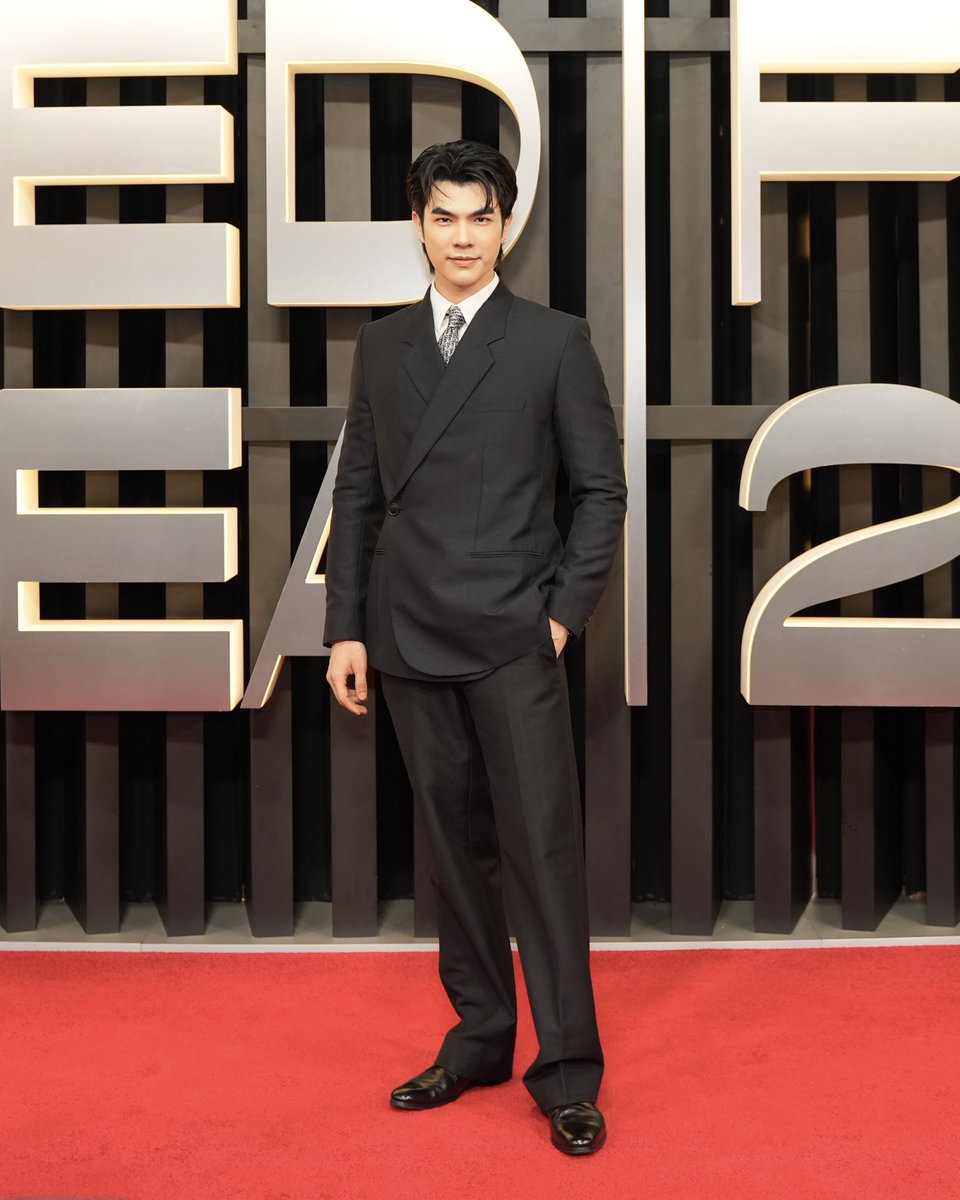 Dapper poise.
Dior ambassador in Thailand @MilePhakphum cuts a dashing figure at the 2023 <a href="/RedSeaFilm/">RedSeaFilm</a> Festival, decked out in a Dior men's ensemble by Kim Jones, featuring a black wool suit with a crisp white shirt, and derbies.
#StarsinDior #RedSeaIFF23