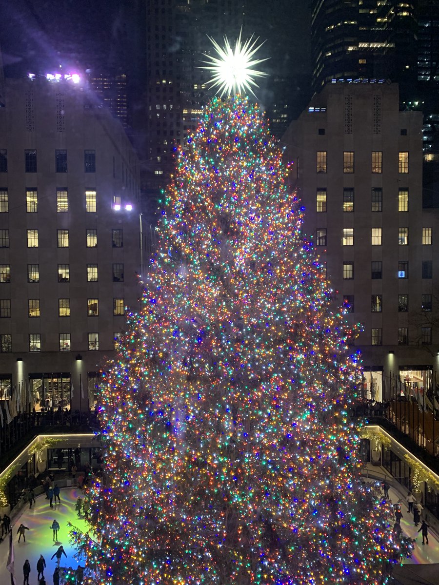 AWeissmann_'s tweet photo. 30 Rock in holiday spirit. 🇨🇽🎄🕎 https://t.co/wVlqzPurYh