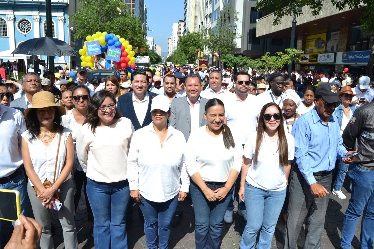DHumanoEc's tweet photo. Ministra @zaida_rovira presentó oficialmente la campaña #DerechosConDignidad, con una caminata ciudadana en #Guayaquil, para alzar la voz sobre la prevención y erradicación de la mendicidad y el trabajo infantil. 
Más de 1 500 personas asistieron a este recorrido.
#ElNuevoEcuador https://t.co/SXvsszaDww