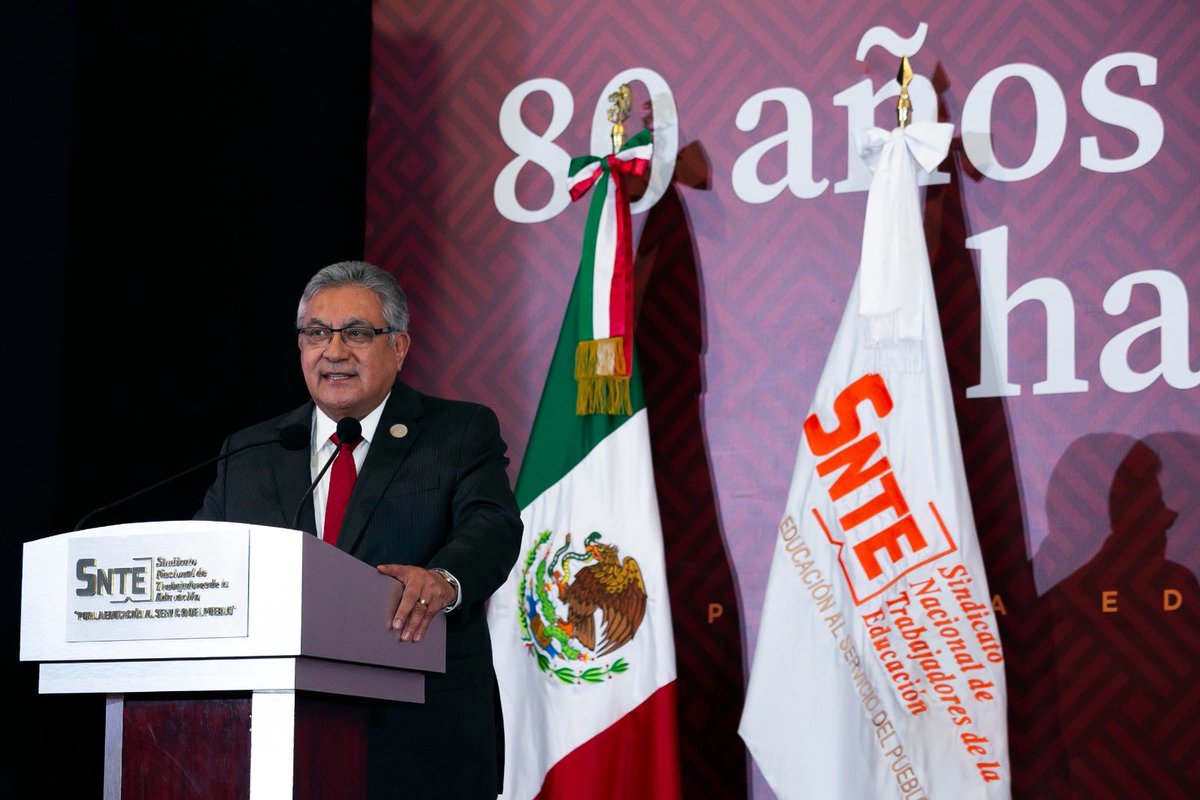 SNTE56Veracruz's tweet photo. #80AniversarioSNTE

Junto con la directora @CorreosdeMexico @RocioBarcenaM ✔️ el Srio. Gral. #SNTE 📚 Mtro. Alfonso Cepeda Salas canceló un timbre postal como parte de los festejos por sus 80 años, que conmemora además su carácter nacional✅ y unitario✅

https://t.co/5Mb6sbM6pI https://t.co/6FpU2So3w8