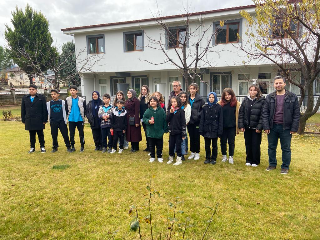 <a href="/kale_ybo/">Kale Cumhuriyet Yatılı Bölge Ortaokulu</a> Müdürü Mehmet  Baylavlı Liderliğinde  ÇEDES Kulübü Ögretmenlerimiz Aslı Çabuk ve Asım Ayten rehberliğinde 
Sorumluluk  konusunda  Nikfer Huzurevini ögrencilerimizle birlikte ziyaret ettiler.Tebrikler.
<a href="/denizlimem/">Denizli İl Millî Eğitim Müdürlüğü</a> 
<a href="/ArgeDenizli/">Denizli ARGE</a> 
<a href="/kale_ybo/">Kale Cumhuriyet Yatılı Bölge Ortaokulu</a> 
<a href="/BaylavliMehmet/">Mehmet BAYLAVLI</a> 
<a href="/yasinyeymek/">yasinyeymek</a>