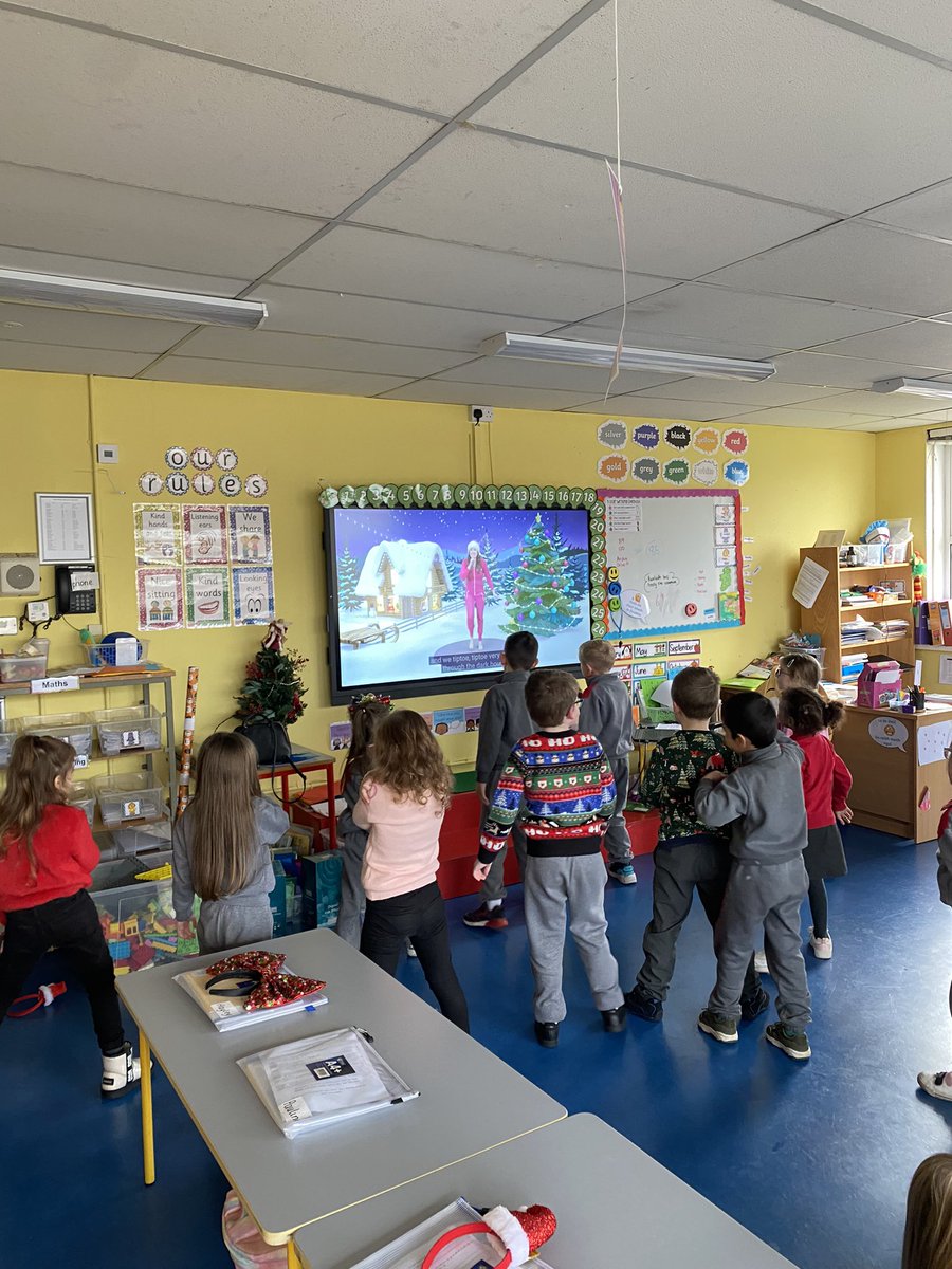 Christmas yoga to end a fun week! 🌲