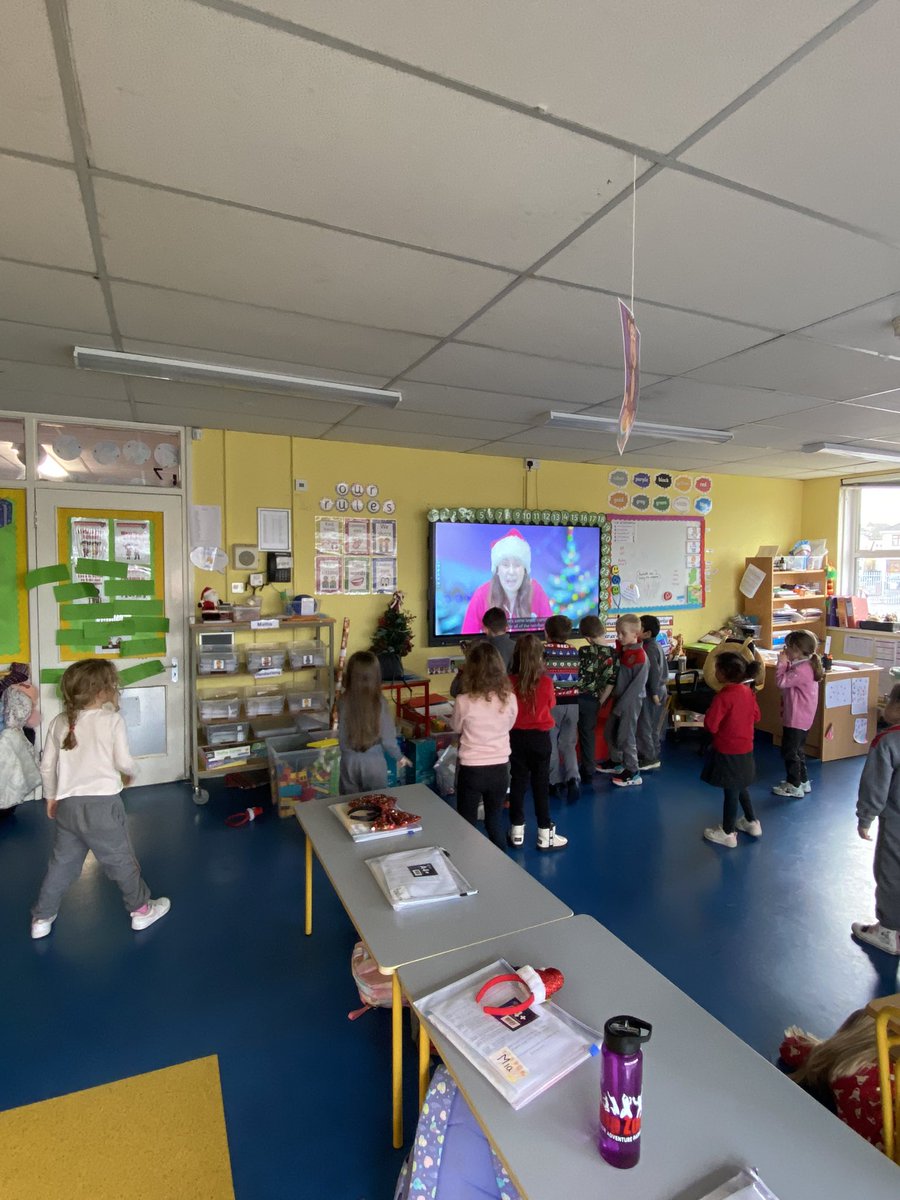 OReillysclass's tweet photo. Christmas yoga to end a fun week! 🌲 https://t.co/xxBFIqzn63