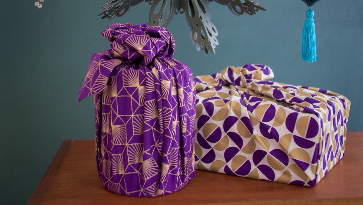 Using fabrics, you can create stunning gift packagings that are impossible to make using wrapping paper. Discover endless possibilities and start your furoshiki journey now!⁠
⁠
#furoshiki #furoshikiwrap #holidaywrapping #ethicalgifts #zerowastechristmas #sustainableliving