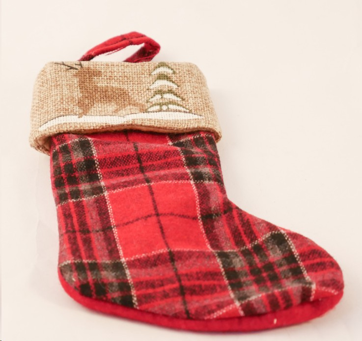 VerdantWorks's tweet photo. ππ Tis' the season! And for the first #FridayCollections of December for Verdant Works, we wanted to share one of the newer Christmas-related items in our collection!
This is a small jute Christmas stocking decoration with a red tartan front and a red felt back. https://t.co/t5lBz4HPyk