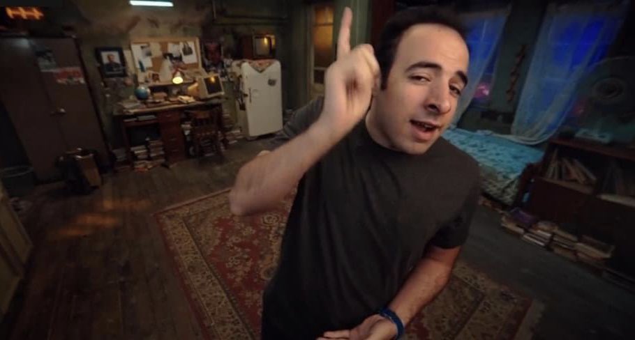 "الحب يا عزيزي بيجي بعد المشاكل والخِصام والغياب والتعب والعيوب اللي بتظهر، بيجي لما تكون مصمم تختار الشخص ده رغم كل حاجه 🤎"