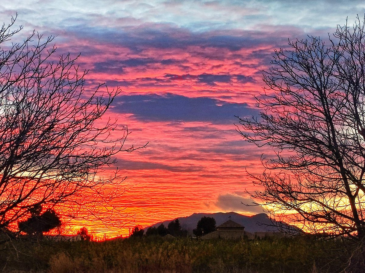 ernestocoy2's tweet photo. Atardeceres por el noroeste murciano. Al fondo, la sierra de Mojante. https://t.co/Djj1k2X2mz