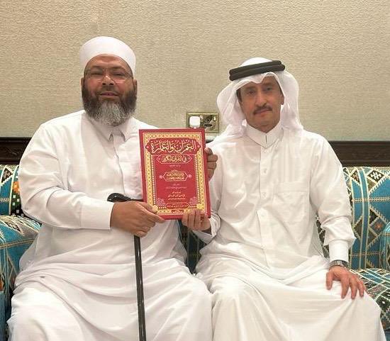 ALIHALSADA's tweet photo. سعدنا اليوم بزيارة الشيخ د٠ محمد الصغير لمدينة الرويس وأهديت له أول نسخة من كتاب العمران والعمارة في القرآن الكريم وهي الرسالة التي حصلت بها د٠ مريم حسين علي محمد السادة على درجة الدكتوراة من جامعة محمد الخامس في المغرب وتم نشرها من قبل مكتبة السيد علي بن حسين السادة بالرويس https://t.co/4whgTVsGwO