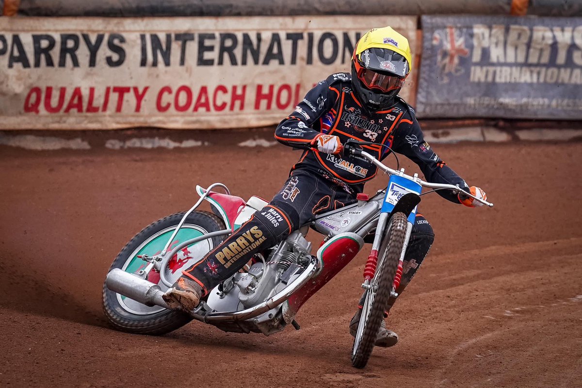 📆RTB XMAS COUNTDOWN: DAY EIGHT🎅🏼 Running it back, Sam Masters jumped on an old upright during his testimonial earlier this season at Wolves, kindly provided by Alun Bagshaw 👏 📸 Paul Rose