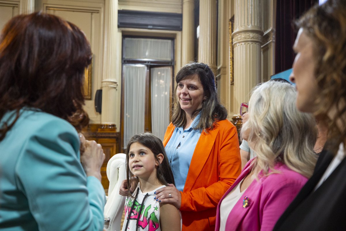CFKArgentina's tweet image. Ayer un día de muchas emociones… además de selfies y fotos grupales de despedida y de la entrega de la carta del soldado argentino - caído en combate el 14 de junio de 1982 - al Director del Museo de Malvinas, también tuvo lugar mi última audiencia como vicepresidenta de la…
