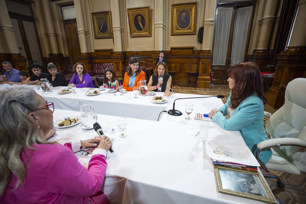 CFKArgentina's tweet image. Ayer un día de muchas emociones… además de selfies y fotos grupales de despedida y de la entrega de la carta del soldado argentino - caído en combate el 14 de junio de 1982 - al Director del Museo de Malvinas, también tuvo lugar mi última audiencia como vicepresidenta de la…