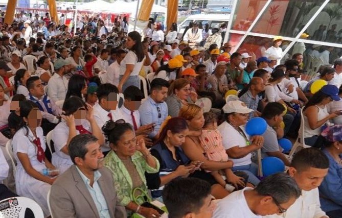 DHumanoEc's tweet photo. La ministra @zaida_rovira expresó: "gracias por la presencia de colectivos sociales, colegios y autoridades, esta campaña perdurará este año y medio de Gobierno, misma que sentará las bases para erradicar la mendicidad y el trabajo infantil en el país".
#ElNuevoEcuador https://t.co/aMh1zUL8Et